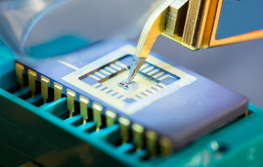 To detect and prevent side channel attacks, the electromagnetic radiation of a chip is measured.